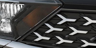 TIG-CHROME_FINISH_TRI_ARROW_MOTIF_ON_FRONT_GRILLE